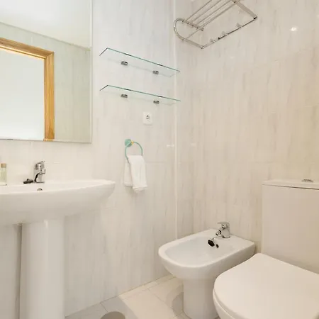 Дом отдыха Beautiful Townhouse Walking Distance To The In Costabella, Марбелья