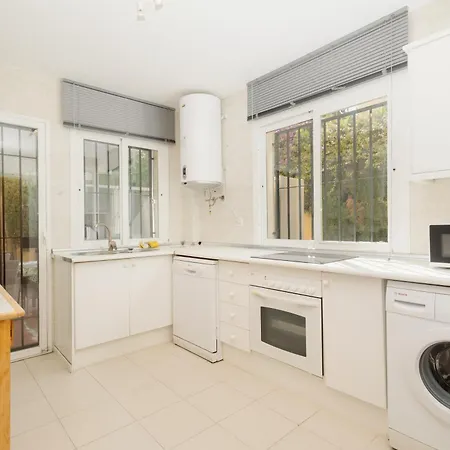 Beautiful Townhouse Walking Distance To The In Costabella, Дом отдыха Марбелья