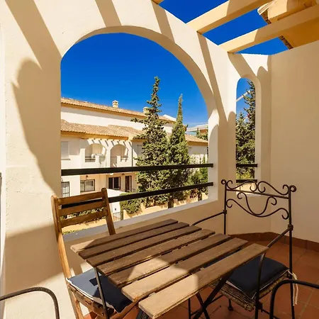 Beautiful Townhouse Walking Distance To The In Costabella, Дом отдыха Марбелья