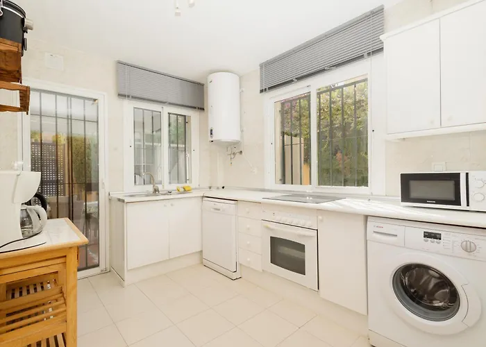 Beautiful Townhouse Walking Distance To The In Costabella, Hébergement de vacances Marbellac