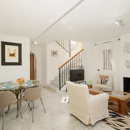 Beautiful Townhouse Walking Distance To The In Costabella, Holiday home *